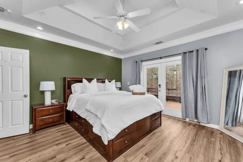 Cali King Suite on Main Floor|Augusta Area Getaway