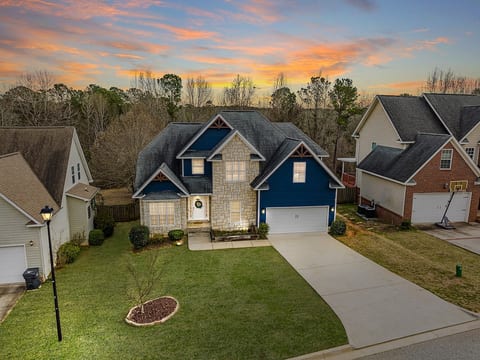 Cali King Suite on Main Floor|Augusta Area Getaway
