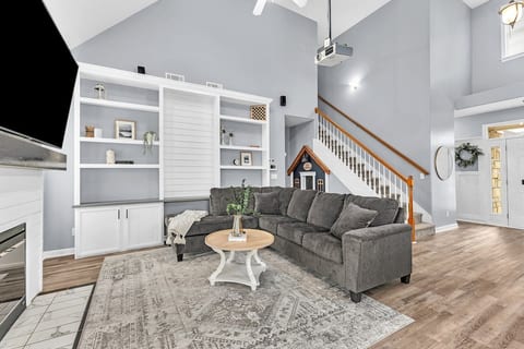 Cali King Suite on Main Floor|Augusta Area Getaway