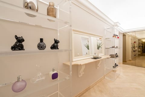 Ninfa Maison Rome, apartment hallway with windowsill and mirror