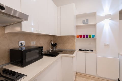 Ninfa Maison Rome – Fully functional kitchen with microwave oven and cooktop