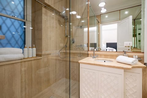 Ninfa Maison Rome: Elegant, Fully Equipped Master Bathroom
