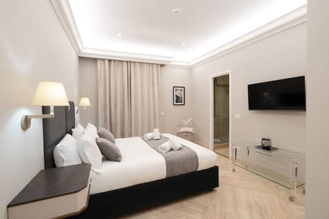 Ninfa Maison Rome, Room with Queen-Size (170 x 200 cm) bed, 40-inch Smart TV with Netflix, and full en-suite master bathroom