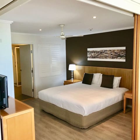 180˚ Water View Apartment - Simply Stunning