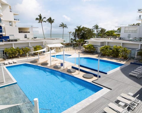 180˚ Water View Apartment - Simply Stunning