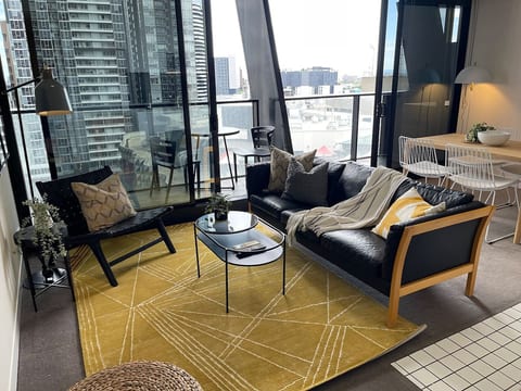 Stunning City Skyline Apartment - Beautiful Design, Parking