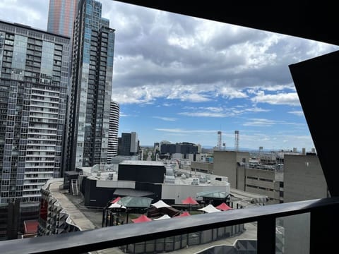 Stunning City Skyline Apartment - Beautiful Design, Parking