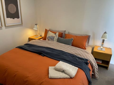 Stunning City Skyline Apartment - Beautiful Design, Parking