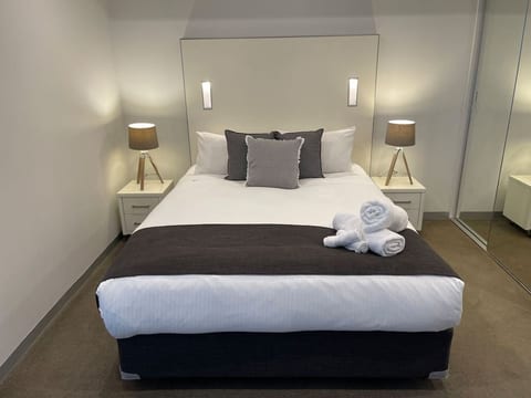 Amazing City Skyline Apartment close to Convention Centre - Pool, Gym, Sauna.