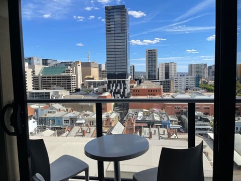 Amazing City Skyline Apartment close to Convention Centre - Pool, Gym, Sauna.