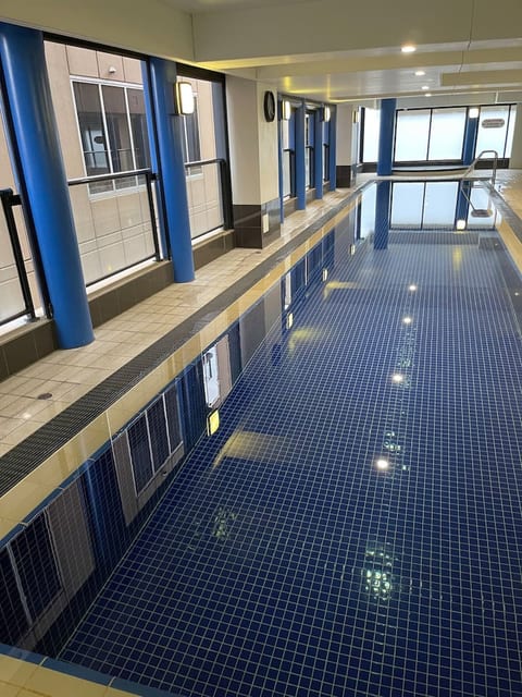 Amazing City Skyline Apartment close to Convention Centre - Pool, Gym, Sauna.