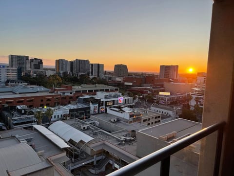 Amazing City Skyline Apartment close to Convention Centre - Pool, Gym, Sauna.