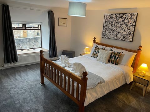 Stunning Cottage with Log Burner-King Bed-Parking- Free Wood.
