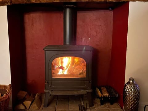 Stunning Cottage with Log Burner-King Bed-Parking- Free Wood.