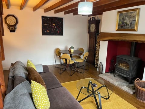Stunning Cottage with Log Burner-King Bed-Parking- Free Wood.