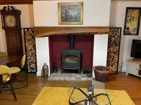 Stunning Cottage with Log Burner-King Bed-Parking- Free Wood.