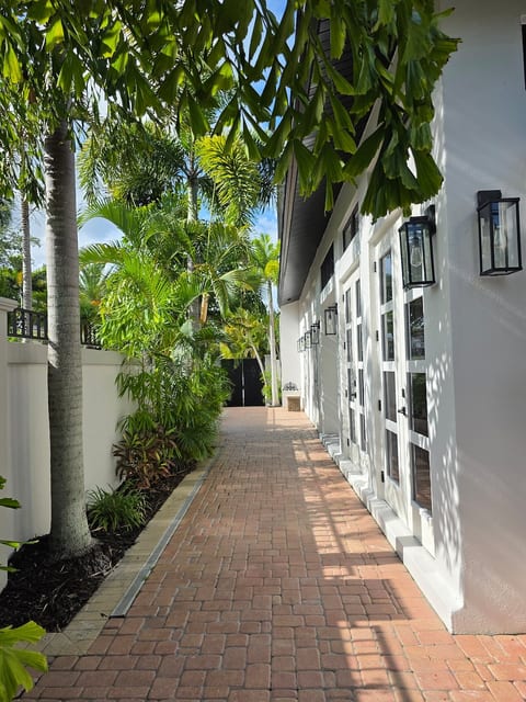 Tropical Pathway to Luxury Living