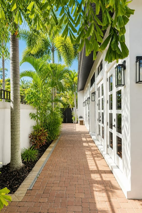 Villa Blanca | Luxury 5BR Pool Home on Siesta Key image 5