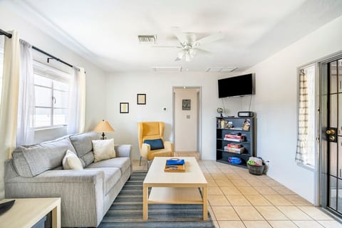 5 Mins to UofA-Pet Friendly Retreat! Fenced Yard