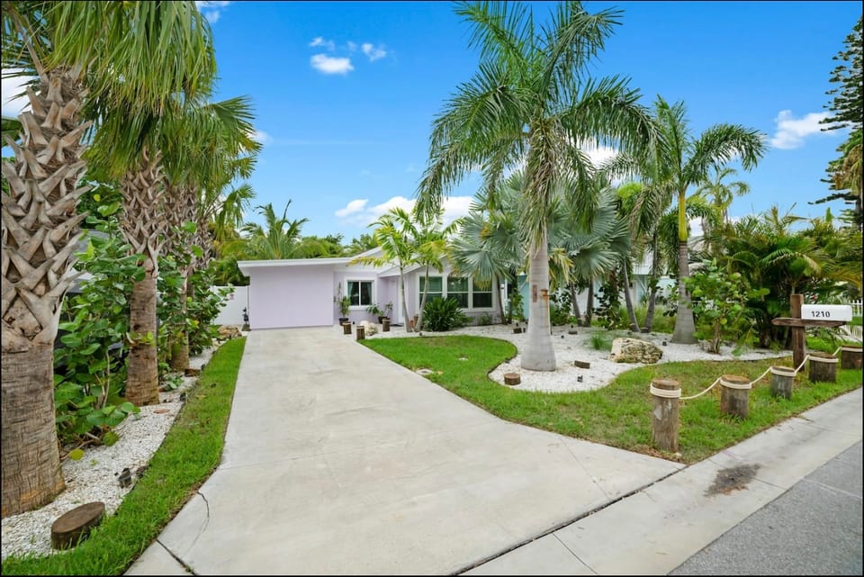 Two blocks to bliss/beach - Indian Rocks Beach