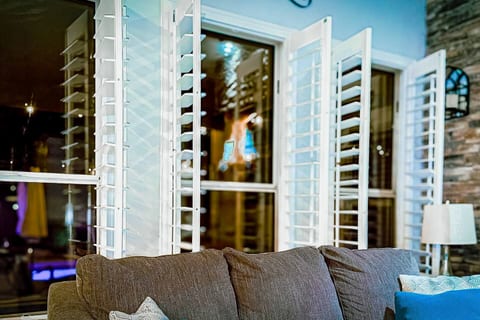 NO FEES! Civic Centre: Resort Oasis + Open Kitchen