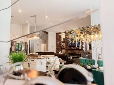 NO FEES! Civic Centre: Resort Oasis + Open Kitchen