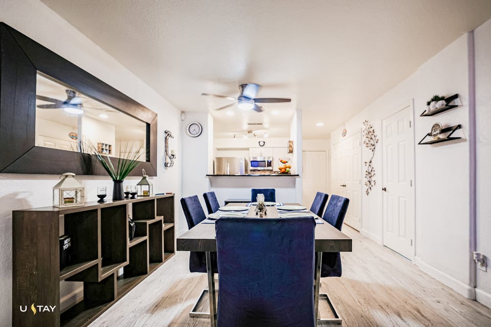Bright dining for six with modern decor, open kitchen & bar