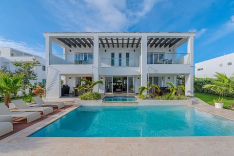 3BR Estate with Pool and Jacuzzi - Palm Villa