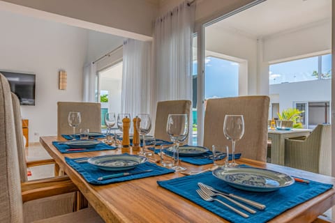 3BR Estate with Pool and Jacuzzi - Palm Villa
