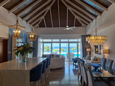 Ocean Manor: Executive Oceanfront Retreat