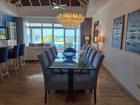 Ocean Manor: Executive Oceanfront Retreat