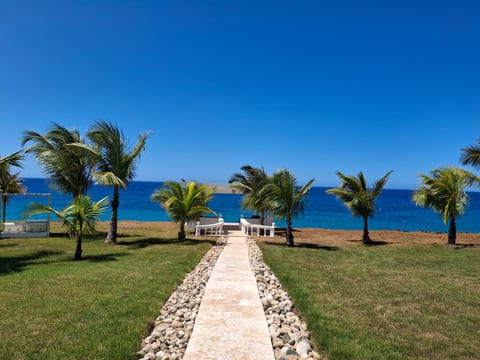 Ocean Manor: Executive Oceanfront Retreat