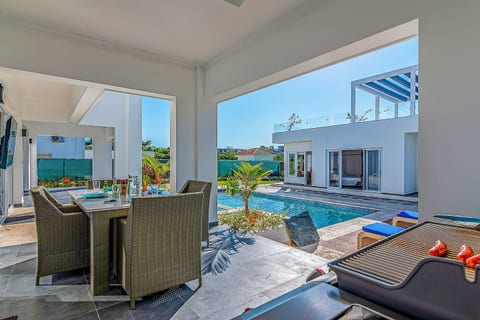 Palm Villa 4BR Luxe pool /jacuzzi retreat