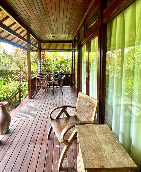 Wooden House nested in Yoga street- wifi&clean