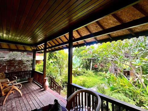 Wooden House nested in Yoga street- wifi&clean