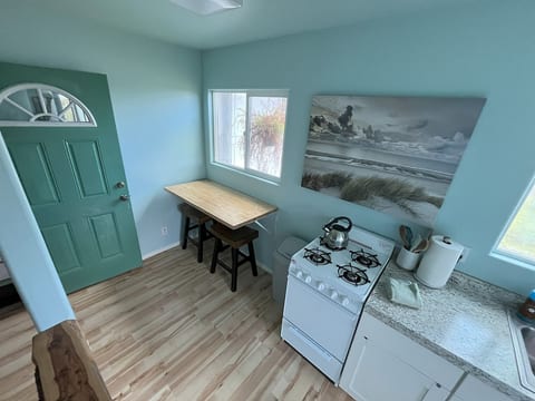 1BR, 1Bath, Full Kitchen, Guest Suite image 4