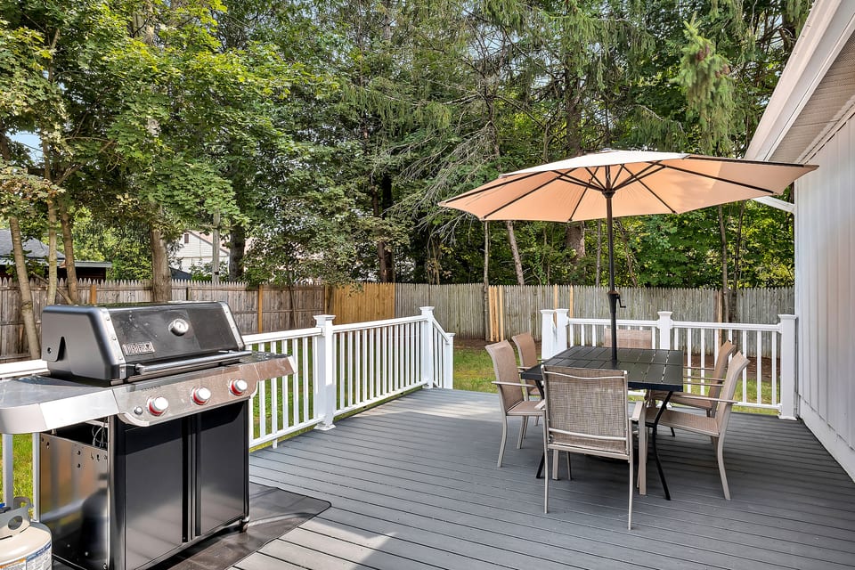 Deck – Outdoor Dining & Grill