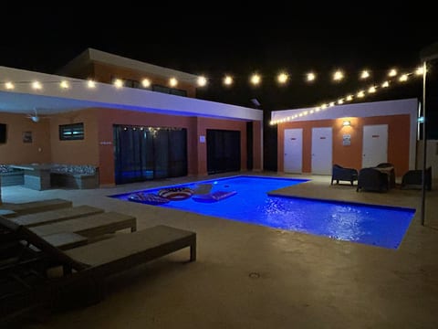 Private retreat 2 bedroom encuentro, walk to beach