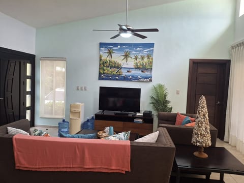 Tropical Escape - Corner Lot - 2-BR Villa, pool