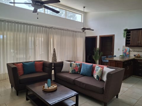Tropical Escape - Corner Lot - 2-BR Villa, pool
