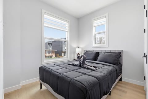 Beautiful 3BR Getaway in Trendy NW Calgary