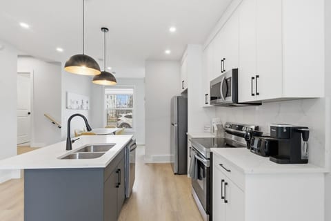 Beautiful 3BR Getaway in Trendy NW Calgary
