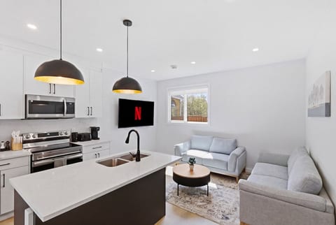Beautiful 3BR Getaway in Trendy NW Calgary