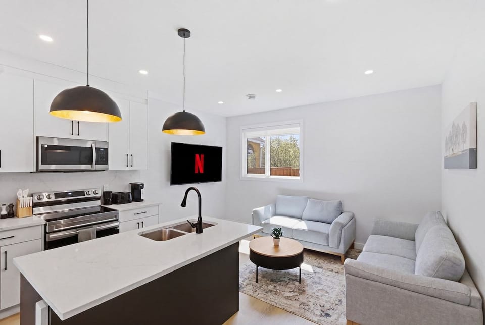 Beautiful 3BR Getaway in Trendy NW Calgary - Calgary