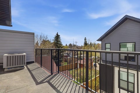 Beautiful 3BR Getaway in Trendy NW Calgary