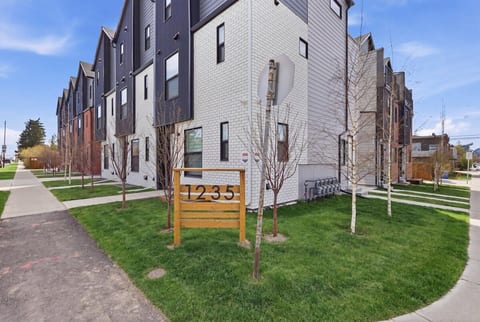 Beautiful 3BR Getaway in Trendy NW Calgary