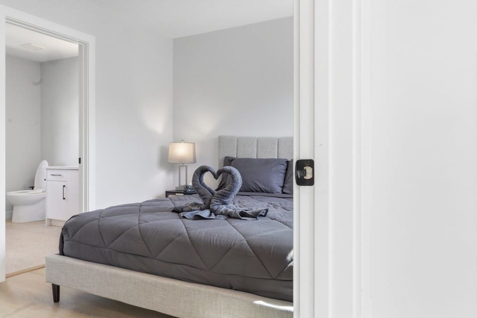 Stylish Family Home • 3BR + 2.5 Bath • NW Calgary - Calgary