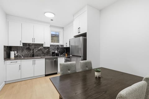 Central 1BR Apartment Near Downtown