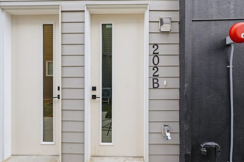 Central 1BR Apartment Near Downtown