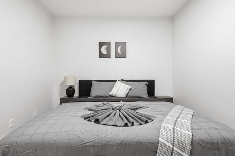 Central 1BR Apartment Near Downtown